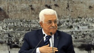 رئيس السلطة الفلسطينية محمود عباس يتحدث خلال اجتماع للقيادة الفلسطينية في مدينة رام الله بالضفة الغربية، في 14 ديسمبر، 2014  AFP/Abbas Momani