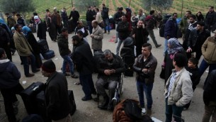 فلسطينيون عند معبر رفح الحدودي بين مصر وجنوب قطاع غزة . (سعيد خطيب / أ ف ب)