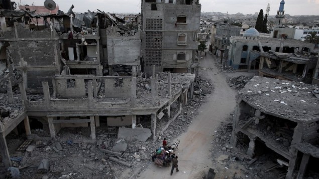 فلسطينيون يلوذون بالفرارعلى الحصان والعربة من حي دمر كليا في مدينة بيت حنون شمال قطاع غزة ،  18 أغسطس، 2014. ( AFP PHOTO / THOMAS COEX)