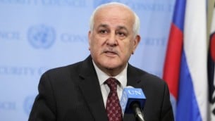 المندوب الفلسطيني رياض منصور  امام الصحفيين بعد اجتماع لمجلس الأمن للأمم المتحدة، مايو 2014  (UN/Devra Berkowitz)