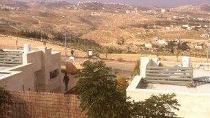 قوات الأمن  تقوم بدوريات في مستوطنة تقوع بعد اعتقال رجلين فلسطينيين مع سكين خارج المجمع السكاني، 9 ديسمبر  2014 (طاقم تايمز أوف اسرائيل)