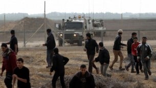 صورة توضيحية - فلسطينيون ينسحبون من امام السياج الحدودي بين اسرائيل وجنوب قطاع غزة مع اقتراب دورية للجيش الإسرائيلي في عام 2012. Abed Rahim Khatib/Flash90/File