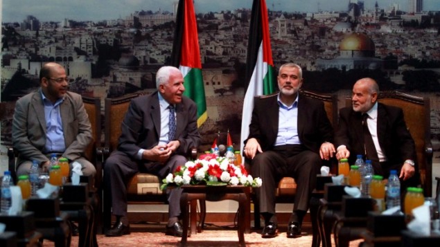 التقى في 22 أبريل 2014 قادة حماس وفتح في غزة لاجراء محادثات بشأن المصالحة الفلسطينية. تم توقيع اتفاقية في اليوم التالي. في الصورة من اليسار إلى اليمين: موسى أبو مرزوق القيادي في حركة حماس، مسؤول حركة فتح عزام الأحمد، رئيس حكومة حماس إسماعيل هنية Abed Rahim Khatib/Flash90 التقى في 22 أبريل 2014 قادة حماس وفتح في غزة لاجراء محادثات بشأن المصالحة الفلسطينية. تم توقيع اتفاقية في اليوم التالي. في الصورة من اليسار إلى اليمين: موسى أبو مرزوق القيادي في حركة حماس، مسؤول حركة فتح عزام الأحمد، رئيس حكومة حماس إسماعيل هنية Abed Rahim Khatib/Flash90