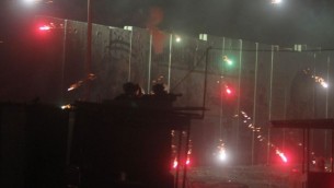 الجيش الاسرائيلي في  اشتباك مع الفلسطينيين ، إطلاق النار والألعاب النارية عند حاجز قلنديا  24 يوليو، 2014 Issam Rimawi/FLASH90