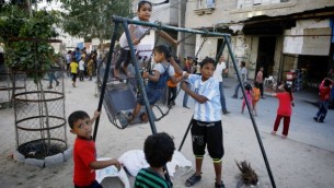 اطفال فلسطينيون في جنوب غزة 4 اكتوبر 2014 (عبد الرحيم خطيب/ فلاش 90)