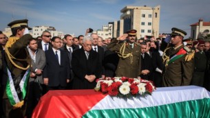 رئيس السلطة الفلسطينية محمود عباس يقف امام نعش زياد أبو عين خلال جنازته في مدينة رام الله بالضفة الغربية، 11 ديسمبر، 2014 STR/Flash90