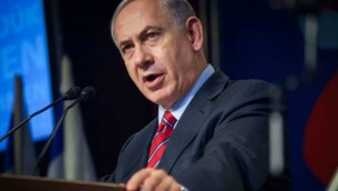 رئيس الوزراء الاسرائيلي بنيامين نتنياهو امام وسائل الإعلام الأجنبية في مؤتمر صحفي عقده في القدس، 17 ديسمبر، 2014 Emil Salman/POOL/FLASH90
