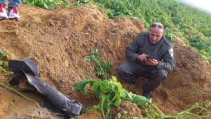بقايا صاروخ اطلق من اراضي قطاع غزة وسقط في منطقة مفتوحة في منطقة اشكول، 19 كانون الأول، 2014. (شرطة إسرائيل)