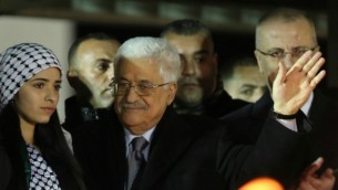 رئيس السلطة الفلسطينية محمود عباس (C)  خلال تجمع للاحتفال بالذكرى الخمسين لبدء حركة فتح، في مدينة رام الله بالضفة الغربية  31 ديسمبر 2014 AFP/ Abbas Momani