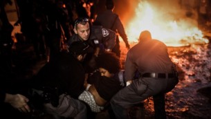 الشرطة خلال الاشتباكات مع سكان غفعات عمال اثناء اخلائهم من منازلهم 29 ديسمبر 2014 (فلاش 90)