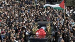 قوات الامن الفلسطيني يحملون نعش زياد أبو عين خلال جنازته في مدينة رام الله بالضفة الغربية  11 ديسمبر، 2014 AFP/ AHMAD GHARABLI