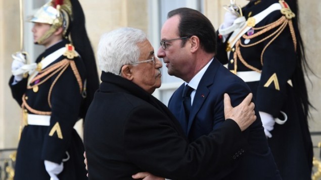 لرئيس الفرنسي فرانسوا هولاند يرحب رئيس السلطة الفلسطينية محمود عباس في قصر الإليزيه قبل حضور المسيرة الجمهورية في باريس11 يناير 2015  AFP/ DOMINIQUE FAGET