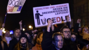 مظاهرة اجتحاحا على تجمع حركة  LEGIDA ، التي تعتبر التقليد المحلي للحركة اليمينية  في درسدن PEGIDA (الأوروبيين الوطنيين ضد أسلمة الغرب)، ألمانيا الشرقية  12 يناير كانون الثاني  2015. AFP PHOTO / ODD ANDERSEN