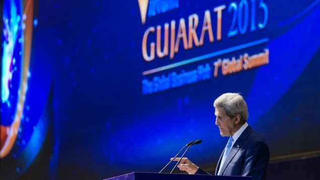 جون كيري يتحدث في  القمة  في مدينة أحمد أباد الهندية  11 يناير، 2015.  AFP PHOTO / Rick Wilking / POOL