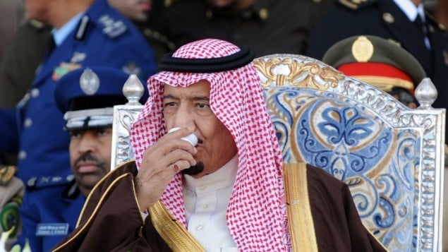 1 يناير 2013، ولي العهد السعودي الأمير، والآن الملك، سلمان بن عبدالعزيز يحضر حفل تخريج الدفعة 83 من اكاديمية الملك فيصل الجوية  في مطار الرياض العسكري في الرياض AFP/FAYEZ NURELDINE