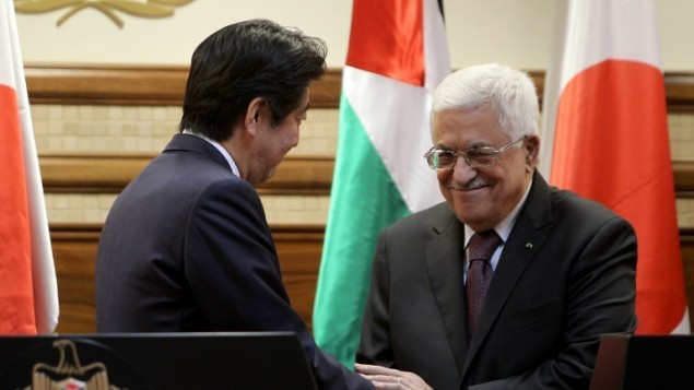 رئيس الوزراء الياباني شينزو آبي (L) يصافح رئيس السلطة الفلسطينية محمود عباس خلال مؤتمر صحفي 20 يناير 2015، في مدينة رام الله بالضفة الغربية.AFP PHOTO / ABBAS MOMANI رئيس الوزراء الياباني شينزو آبي (L) يصافح رئيس السلطة الفلسطينية محمود عباس خلال مؤتمر صحفي 20 يناير 2015، في مدينة رام الله بالضفة الغربية.AFP PHOTO / ABBAS MOMANI