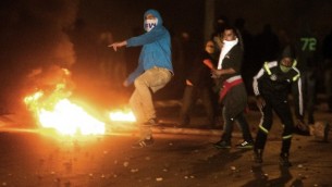 متظاهرون في البلدة البدوية رهط خلال اشتباكات مع الشرطة 20 يناير 2015 AFP/Menahem Kahana