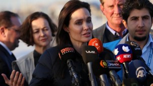 الممثلة الأمريكية وسفيرة االنوايا الحسنة  أنجلينا جولي تلقي خطابا خلال زيارة لمخيم للنازحين العراقيين ،25 يناير، 2015  AFP PHOTO/SAFIN HAMED