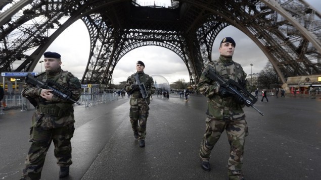 الجنود الفرنسيين بدوريات أمام برج إيفل  8 يناير 2015 AFP/BERTRAND GUAY