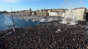 مظاهرة شارك فيها ما يقدر ب 45.000 الميناء القديم في مرسيليا، جنوب فرنسا في 10 يناير كانون الثاني 2015  AFP/ ANNE-CHRISTINE POUJOULAT