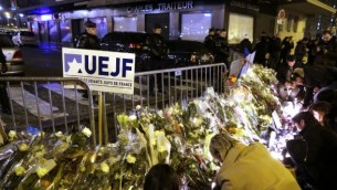 10 يناير 2015  مظاهرة في نهاية يوم السبت دعا اليها اتحاد الطلاب اليهود في فرنسا في بورت دو فينسين في شرق باريس تكريما لأربعة ضحايا الهجوم 9 يناير في سوبر ماركت للاكل اليهودي AFP/KENZO TRIBOUILLARD