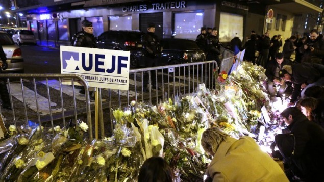 10 يناير 2015  مظاهرة في نهاية يوم السبت دعا اليها اتحاد الطلاب اليهود في فرنسا في بورت دو فينسين في شرق باريس تكريما لأربعة ضحايا الهجوم 9 يناير في سوبر ماركت للاكل اليهودي AFP/KENZO TRIBOUILLARD