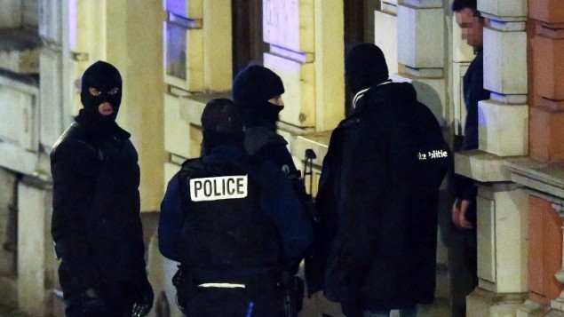 الشرطة البلجيكية امام مبنى في فيرفيرس، شرق بلجيكا،  15 يناير كانون الثاني  2015. AFP/Belga/Bruno Fahy