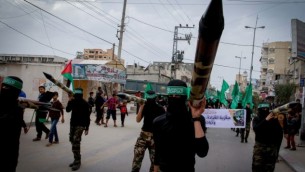 اعضاء ملثمون من حركة حماس يعرضون صواريخ خلال مسيرة في مركز قطاع غزة، 12 ديسمبر 2014 ( Abed Rahim Khatib / Flash90)