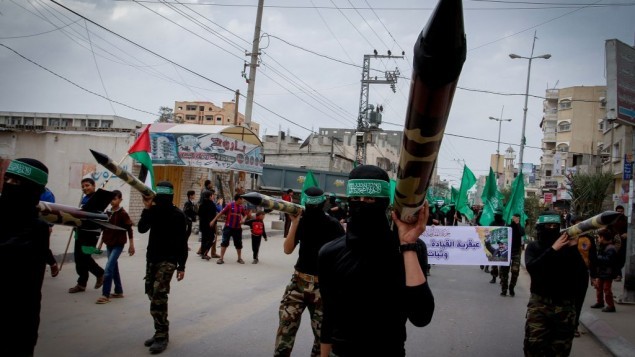 اعضاء ملثمون من حركة حماس يعرضون صواريخ خلال مسيرة في مركز قطاع غزة، 12 ديسمبر 2014 ( Abed Rahim Khatib / Flash90)