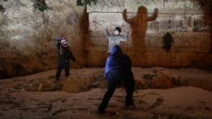 أطفال بالقرب من أسوار البلدة القديمة في القدس  07 يناير كانون الثاني عام 2015  (فلاش 90)