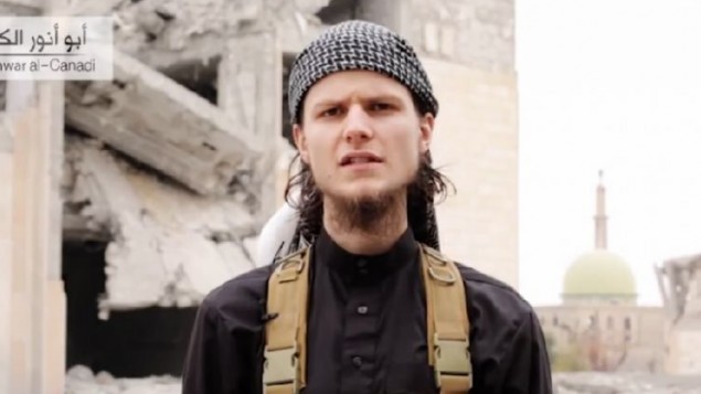 جهادي الدولة الإسلامية  جون ماغواير، وهو مواطن كندي من أوتاوا، يدعو لشن هجمات على كندا لمشاركتها في الضربات الجوية التي تقودها الولايات المتحدة على داعشscreen capture/LiveLeak