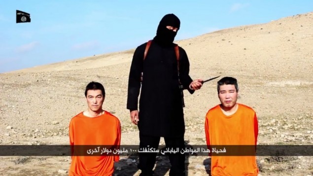 مقاتل الدولة الإسلامية ملثم يتحدث في شريط فيديو تطالب به الدولة الاسلامية  200 مليون دولار لإطلاق سراح اثنين من المواطنين اليابانيين (يوتوب)