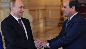 الرئيس المصري عبد الفتاح السيسي يصافح االرئيس الروسي فلادمير بوتين خلال لقائهم في القاهرة، 10 فبراير 2015 (MIKHAIL KLIMENTYEV / RIA NOVOSTI / AFP) الرئيس المصري عبد الفتاح السيسي يصافح االرئيس الروسي فلادمير بوتين خلال لقائهم في القاهرة، 10 فبراير 2015 (MIKHAIL KLIMENTYEV / RIA NOVOSTI / AFP)