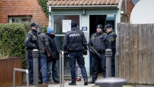 الشرطة الدانماركية تفتش شقة في نوريبرو، 15 فبراير 2015 ( AFP PHOTO / SCANPIX DENMARK / BAX LINDHARDT)