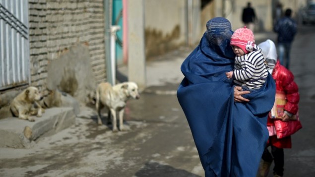 امرأة افغانية في مدينة كابول، 18 فبراير 2015 (WAKIL KOHSAR / AFP)