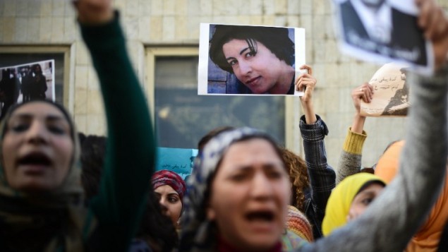 متظاهرات مصريات يرفعن صورة شيماء الصباغ خلال مظاهرة نسائية في القاهرة في 29 يناير 2015 (MOHAMED EL-SHAHED / AFP)