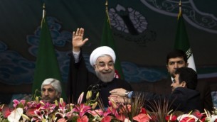 الرئيس الإيراني حسن روحاني يحيي الجمهور في ساحة ازادي في طهران في الذكرى ال36 للثورة الإسلامية، 11 فبرابر 2015 (BEHROUZ MEHRI / AFP)