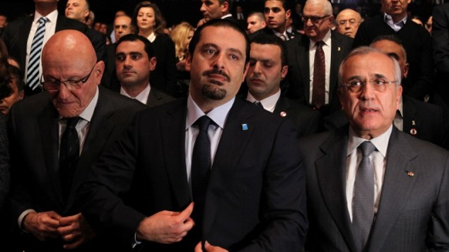 رئيس الوزراء اللبناني السابق سعد الحريري مع رئيس الوزراء اللبناني تمام سلام والرئيس اللبناني السابق ميشال سليمان، في حفل لاحياء الذكرى العاشرة لاغتيال رفيق الحريري 14 فبراير 2015 (ANWAR AMRO / AFP)