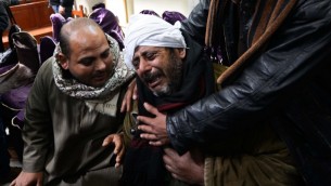 أقرباء الأقباط المصريين الذين قتلوا على يد الدولة الإسلامية بعد سماع الأنباء، 16 فبراير 2015 (MOHAMED EL-SHAHED / AFP)