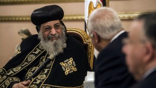 بطريرك الاقباط البابا تواضروس الثاني يتلقى التعازي في كاتدرائية القديس مرقس القبطية الأرثوذكسية في القاهرة، 16 فبراير 2015 (KHALED DESOUKI / AFP)