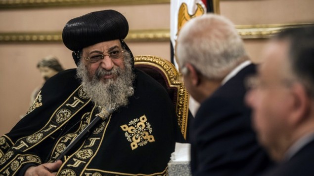 بطريرك الاقباط البابا تواضروس الثاني يتلقى التعازي في كاتدرائية القديس مرقس القبطية الأرثوذكسية في القاهرة، 16 فبراير 2015 (KHALED DESOUKI / AFP)