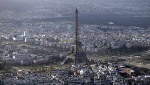 صورة توضيحية للتصوير من الطائرات المسيرة في باريس (KENZO TRIBOUILLARD / AFP)