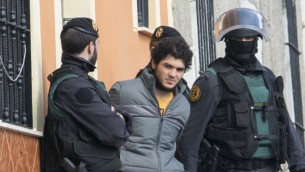 احد اربعة المعتقلين بتهمة انشاء شبكة تجنيد للدولة الإسلامية في اسبانيا، 24 فبراير 2015 (ANGELA RIOS / AFP)