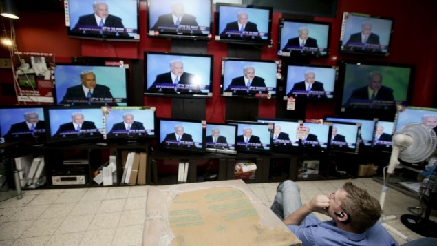 بث خطاب رئيس الوزراء الاسرائيلي بنيامين نتنياهو في متجر للالكترونيات في القدس، 14 يونيو 2009 Abir Sultan/ Flash 90 بث خطاب رئيس الوزراء الاسرائيلي بنيامين نتنياهو في متجر للالكترونيات في القدس، 14 يونيو 2009 Abir Sultan/ Flash 90