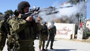 صورة توضيحية لجنود في الجيش الاسرائيلي قرب بيت لحم  (Najeh Hashlamoun/Flash90)