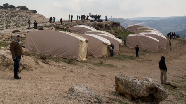 نشطاء فلسطينيون يقيمون ’بلدة’ باسم باب الشمس في منطقة تقع بين القدس ومستوطنة معاليه ادوميم، يناير 2013 (Flash90)