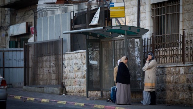 نساء فلسطينيات تنتظرن في محطة للحافلات في حي شعفاط بالقدس الشرقية، في 16 ديسمبر 2014 (فلاش 90) نساء فلسطينيات تنتظرن في محطة للحافلات في حي شعفاط بالقدس الشرقية، في 16 ديسمبر 2014 (فلاش 90)