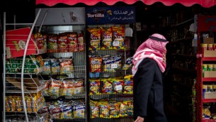 دكان بالضفة الغربية يبيع منتوجات اسرائيلية، 11 فبراير 2015 (Miriam Alster/Flash 90)