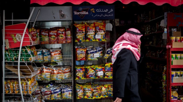 دكان بالضفة الغربية يبيع منتوجات اسرائيلية، 11 فبراير 2015 (Miriam Alster/Flash 90)