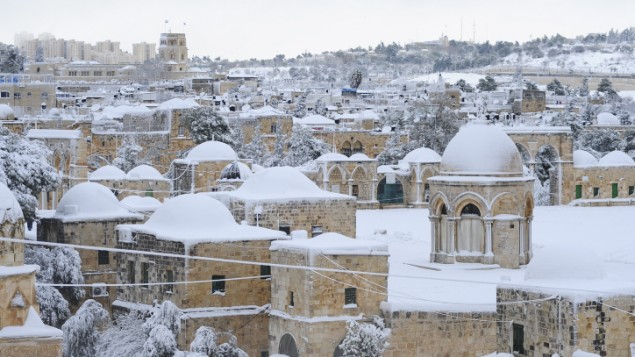 البلدة القديمة في القدس المغطاة بالثلج، 20 فبراير 2015 (Mendy Hechtman/FLASH90)